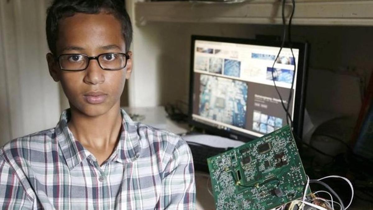 Ahmed Mohamed, de 14 años, fotografiado en su habitación junto con el reloj que elaboró y fue confundido por una bomba.