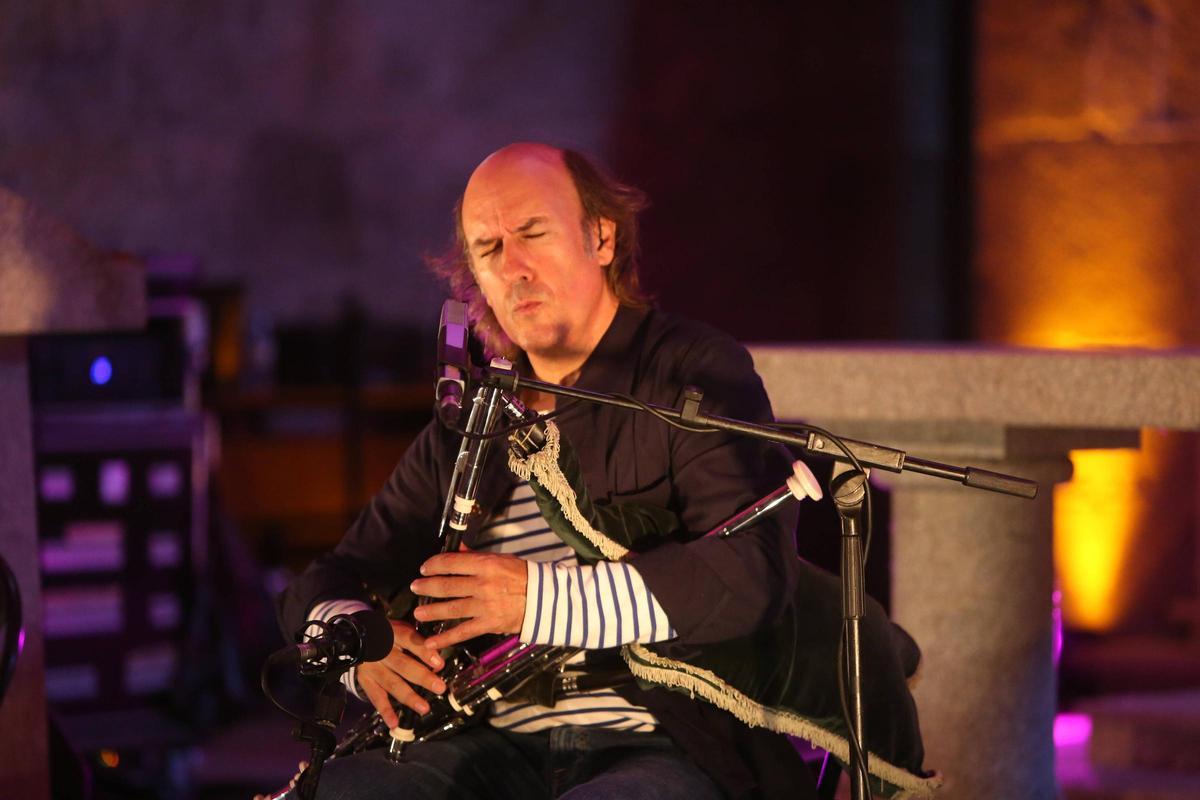 El mágico regreso de Carlos Núñez a la iglesia de Bueu