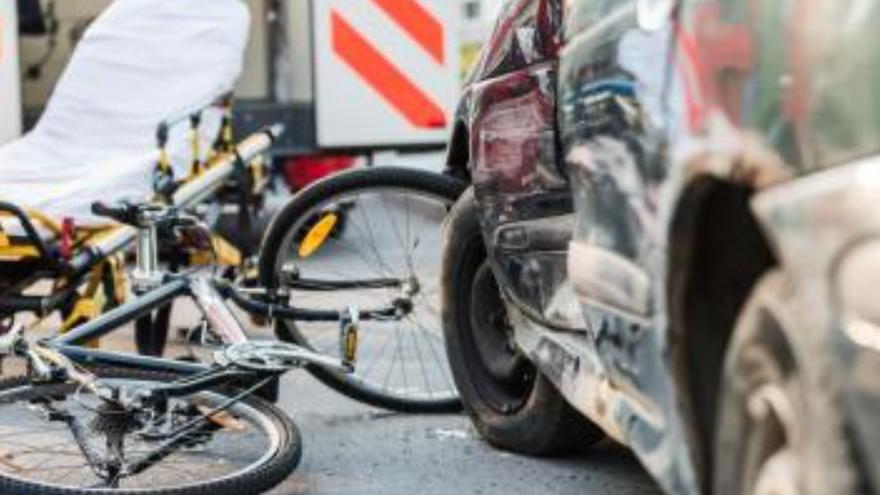 Grave un ciclista al chocar contra un coche