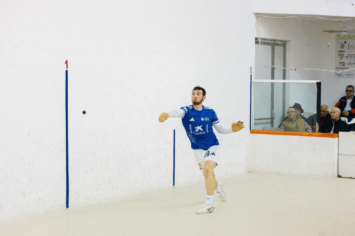 Montaner, en acció, durant la partida de este dimecres a Guadassuar