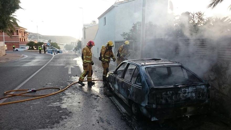 Espectacular incendio de un coche en la entrada a Xàbia