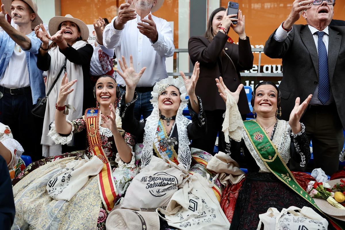 Carmen y Marta disfrutan de un desfile que alimenta: el Bando de la Huerta