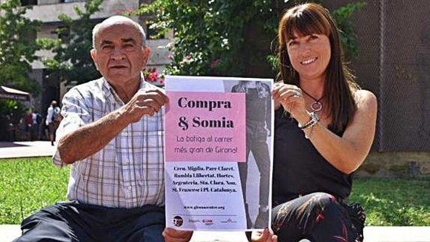 El president dels comerciants, Josep Maria Noguer, i la gerent, Mònica Bartrina, amb el cartell.