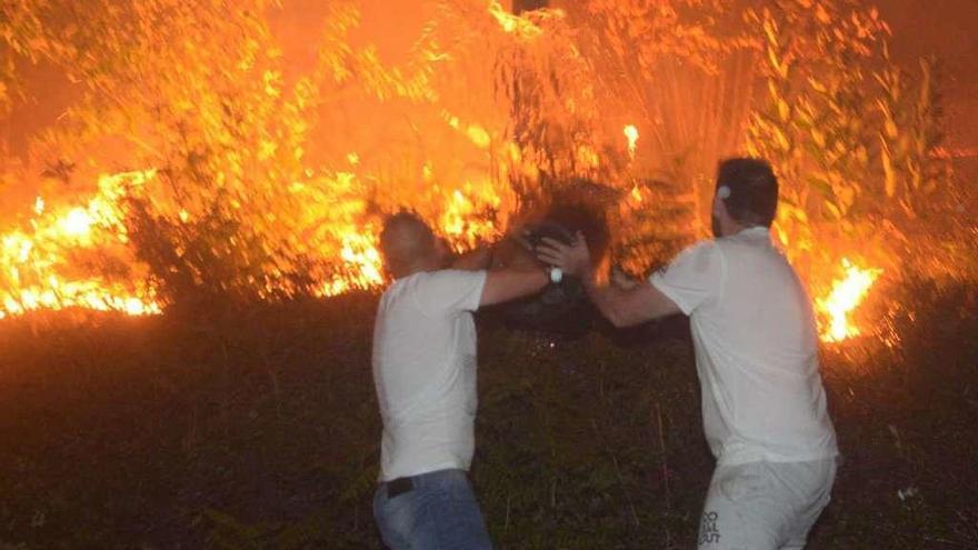 Incendio en Armenteira (Meis) el pasado mes de octubre. // Noe Parga