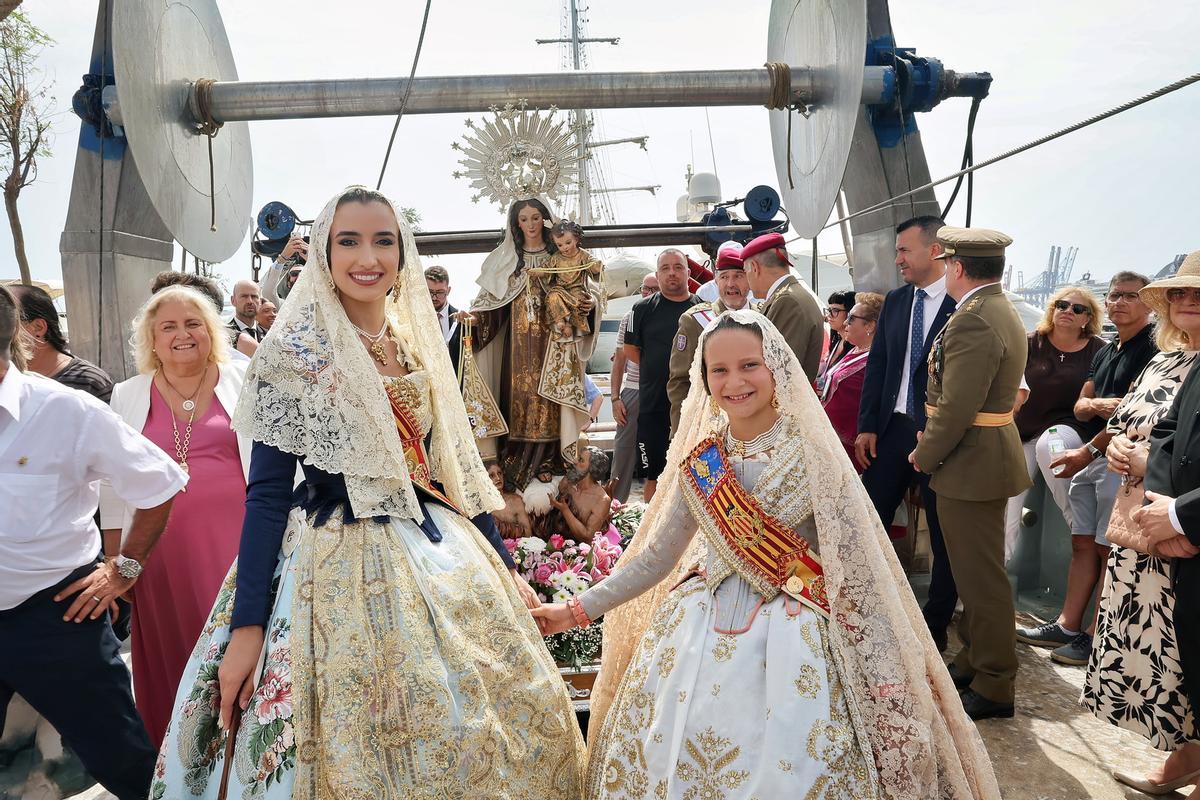 Carmen y Marta acompañan la procesión marinera del Carmen Carmen y Marta acompañan la procesión marinera del Carmen