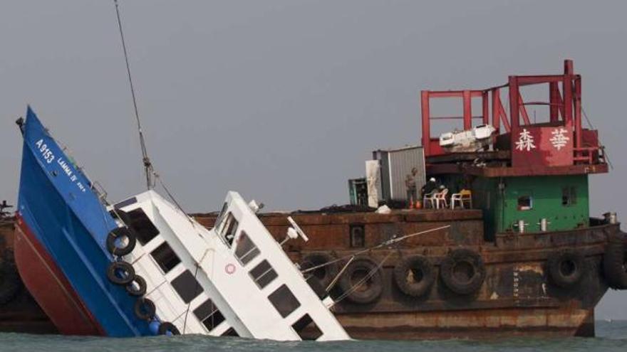 Mueren en Hong Kong 38 personas tras chocar un barco y un ferry