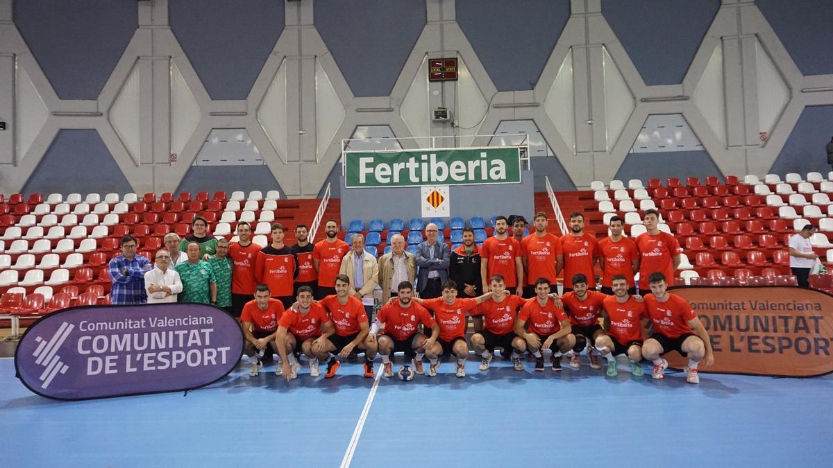 El Fertiberia Balonmano Puerto Sagunto recibió la visita del director de la Fundación Trinidad Alfonso (FTA), Juan Miguel Gómez.