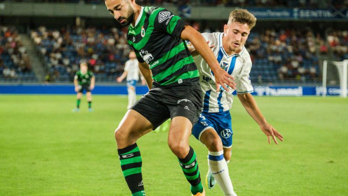 El jugador blanquiazul Iván Romero en la presión sobre un rival.