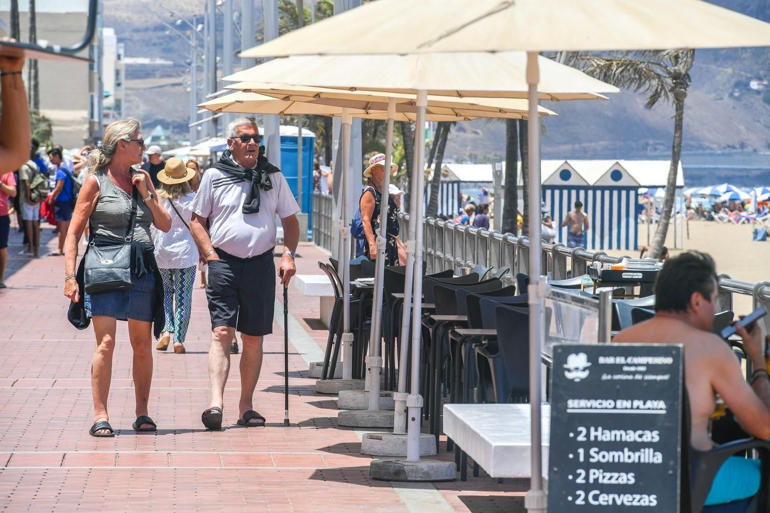 Día de playa en Las Canteras tras la noche de San Juan