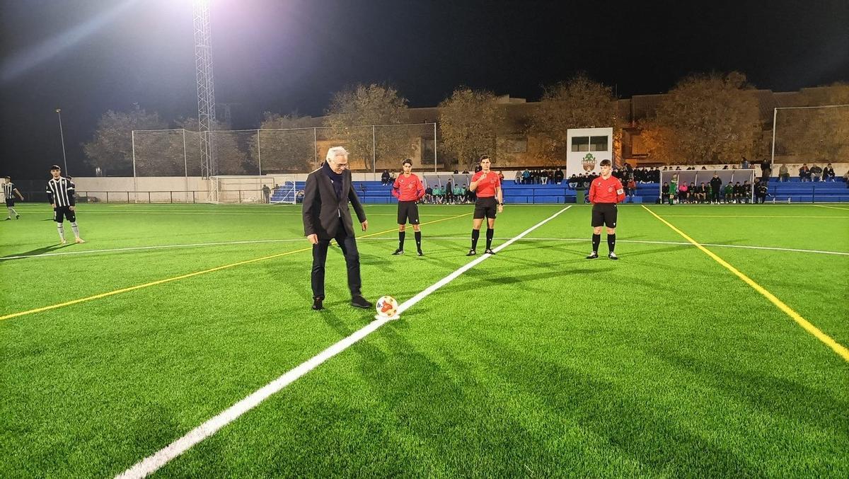 El alcalde, Pedro Ángel Roca, hace el saque de honor en el partido conmemorativo.