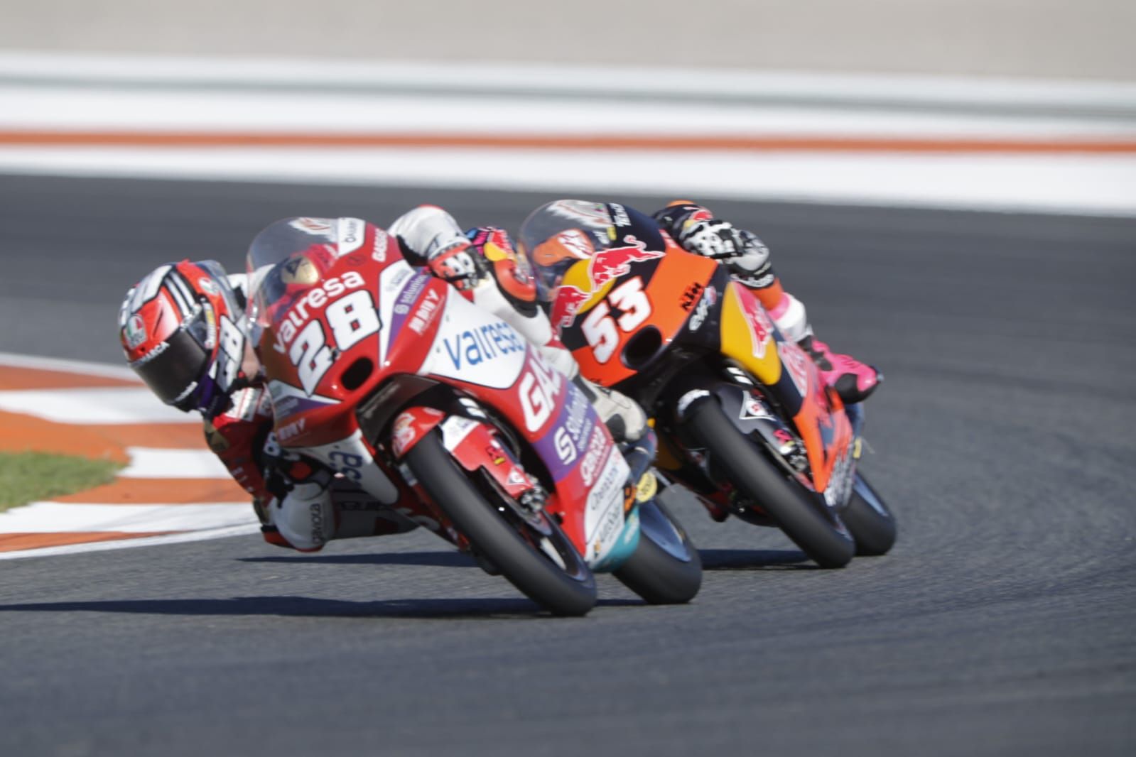 Ambiente en Cheste con las carreras de Moto2 y Moto3