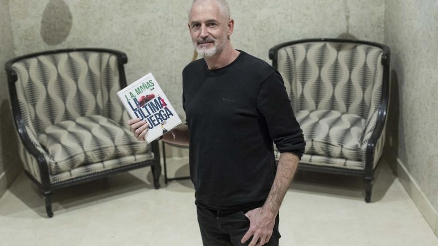 José Ángel Mañas con un ejemplar de «La última juerga», ayer en València.