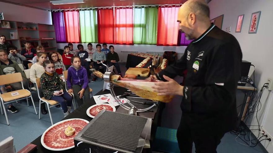 El cortador de jamón pacense Pepe Alba enseña a los estudiantes los secretos del jamón ibérico