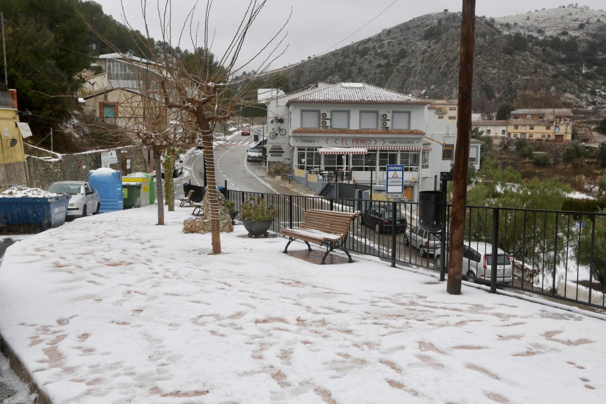 La nieve cubre de blanco el interior y las montañas de la Marina Baixa