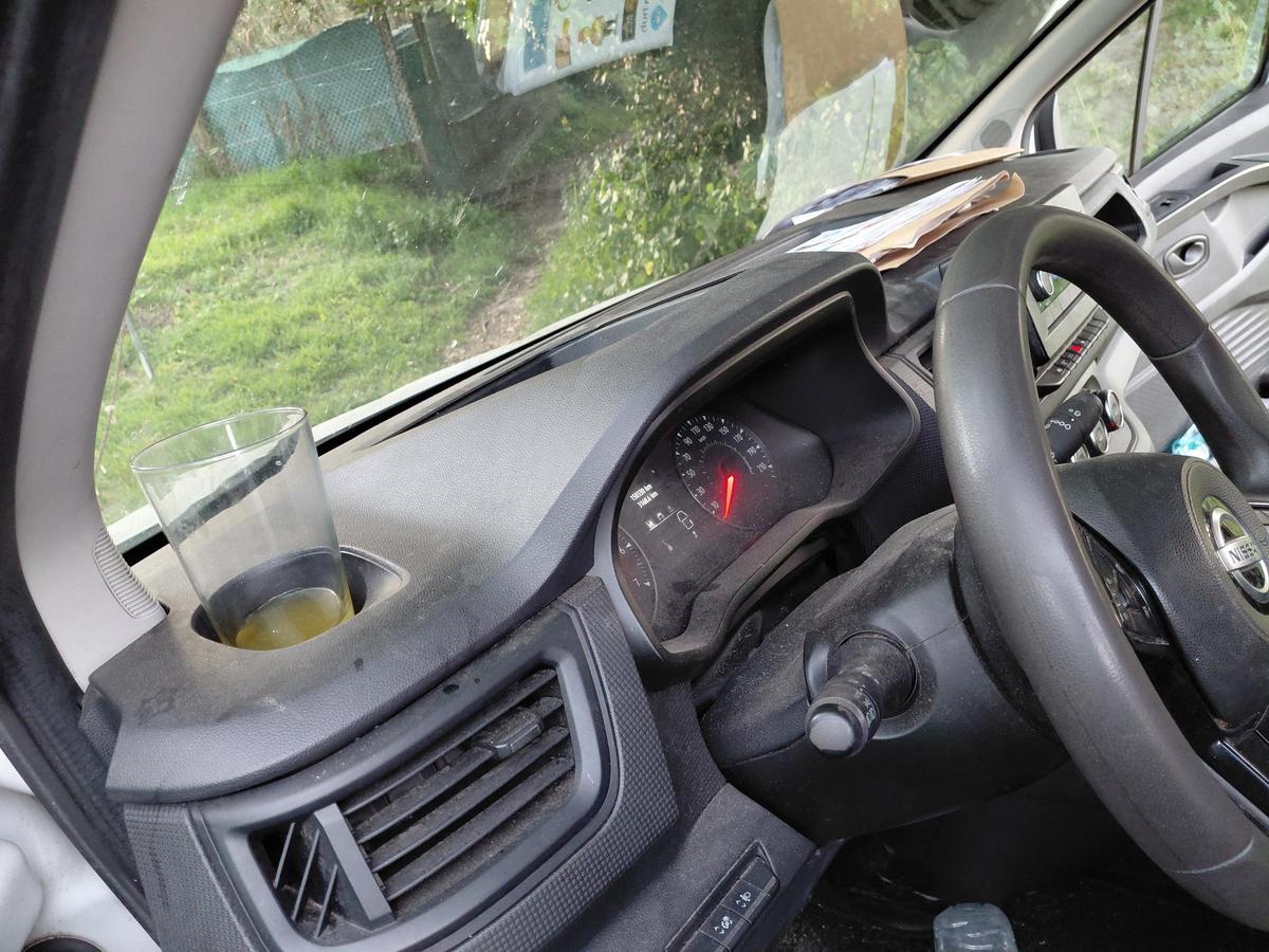 Vaso de cubata que llevaba el conductor junto al volante.