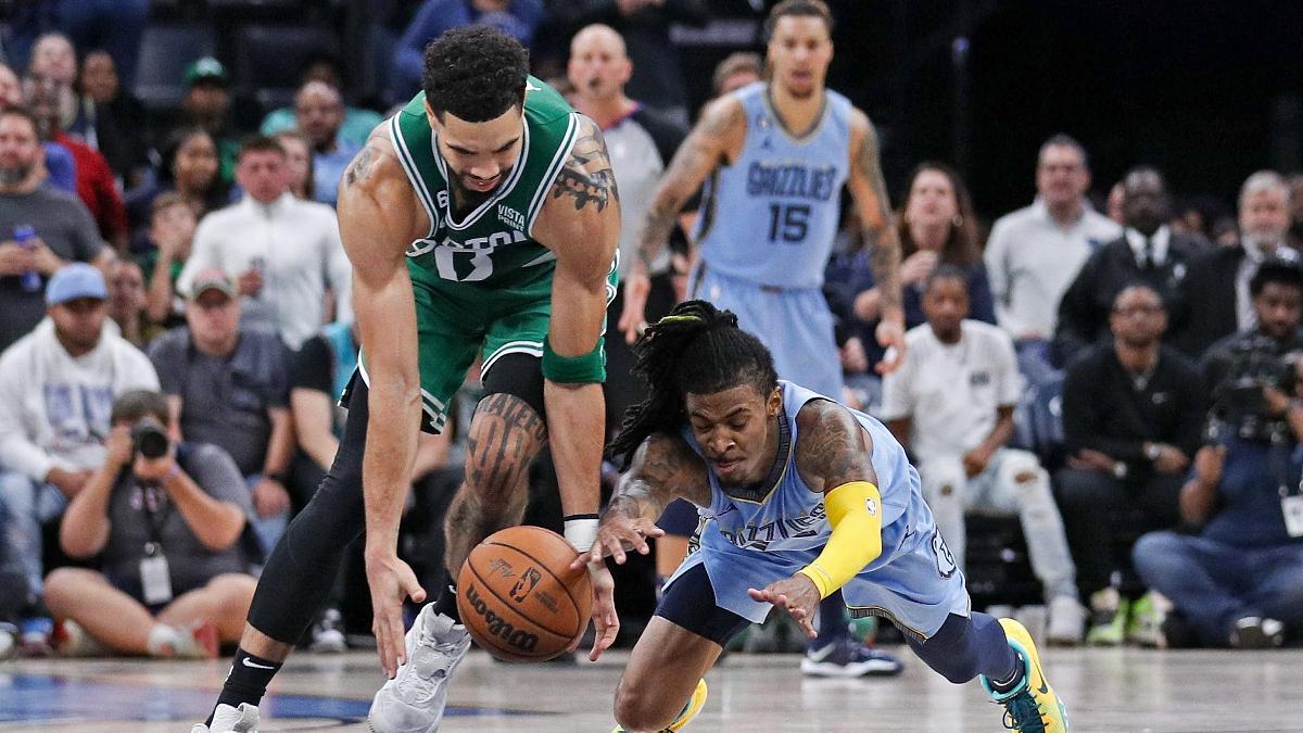 Tatum, peleando un balón con JA Morant