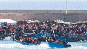 El muelle de Arguineguín, en 2020, atestado de migrantes.