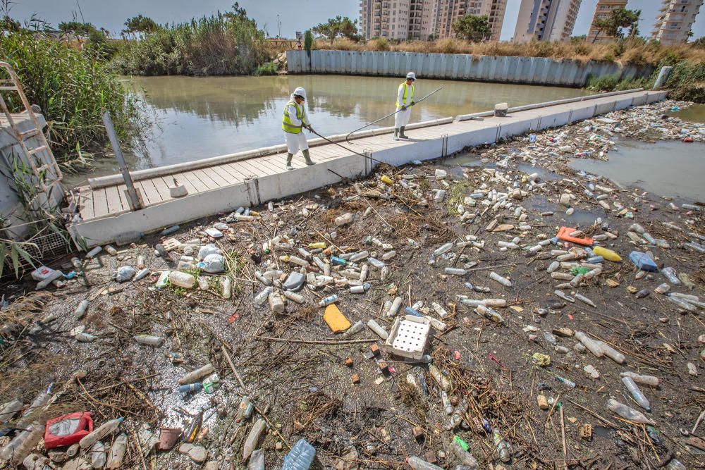 Toneladas de basura acumuladas en la desembocadura