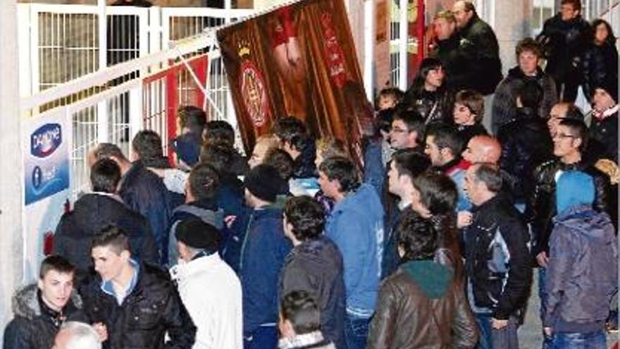 Un grup d&#039;aficionats del Girona davant les portes tancades de l&#039;estadi dimarts passat.