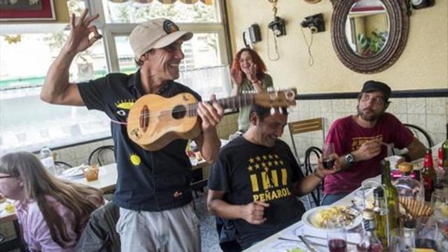 Manu Chao, el miércoles, en el bar Ramón del barrio de Sant Cosme.