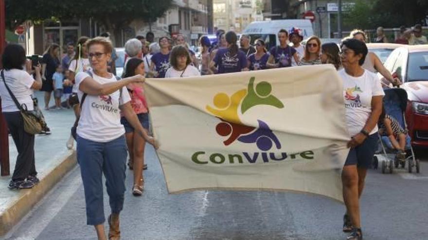 Momento de la marcha ayer de la Plataforma Conviure por las calles de Santa Pola.