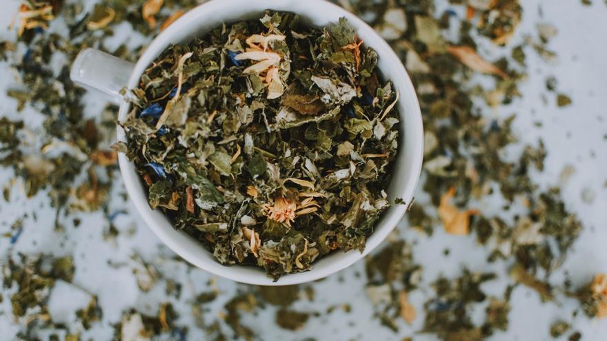 Infusión de salvia: el té más efectivo para tener el vientre plano