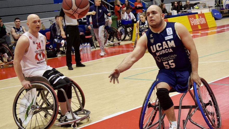 Jugada de uno de los partidos disputado por el UCAM Murcia BSR.