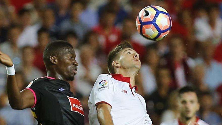 Vietto salta por el balón con el senegalés Diop, del Espanyol.