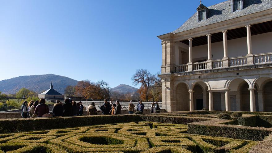 Un grupo de turistas en una vía de San Lorenzo de El Escorial (Madrid).