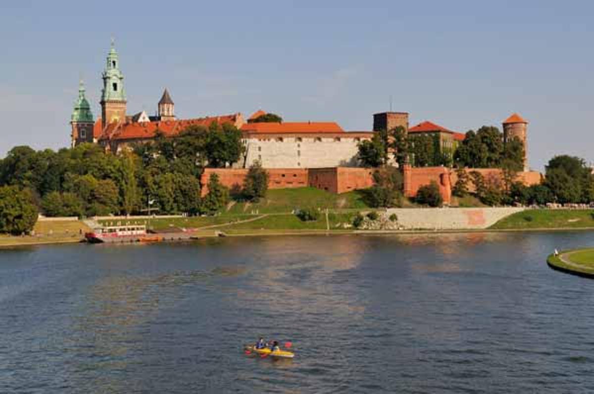 Vista del Palacio Real de Wawel desde el río Vistula. Vista del Palacio Real de Wawel desde el río Vistula.