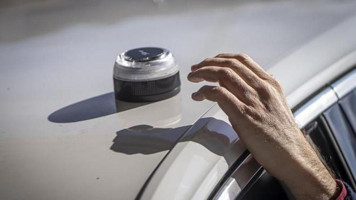 La DGT desmiente que la baliza V-16 vaya a desaparecer el 1 de octubre y recuerda que es obligatorio llevarla en el coche