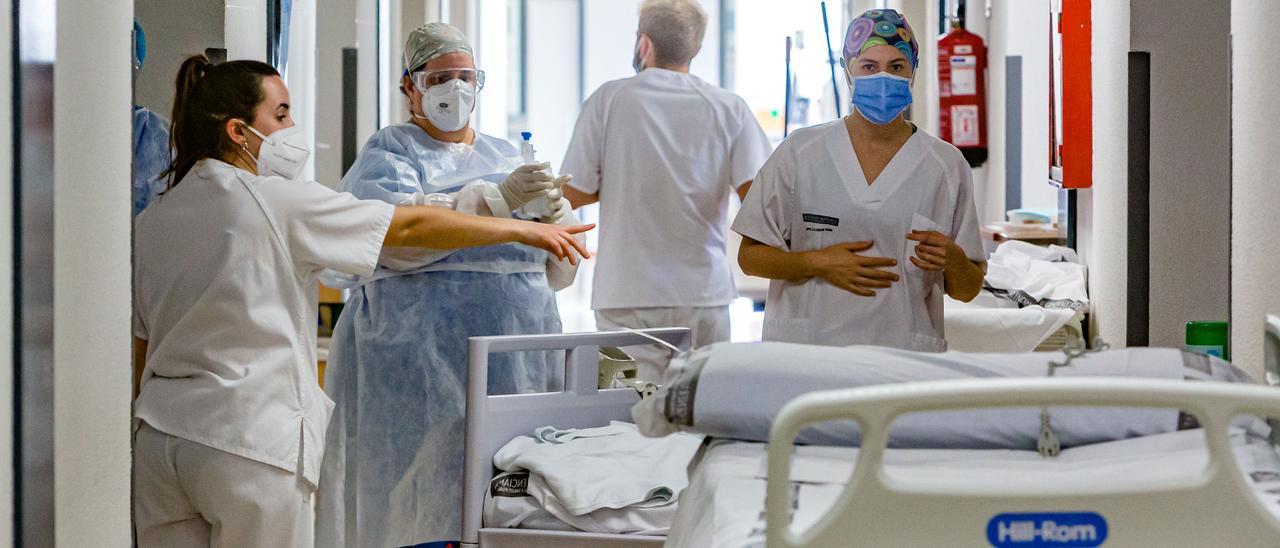 Sanitarios en una planta covid del Hospital Comarcal de la Marina Baixa durante la tercera ola.