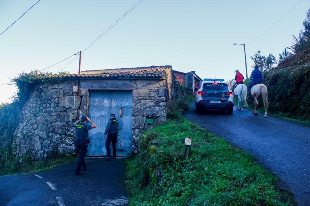 Dos guardias, frente a la puerta principal de la vivienda. |  // CEDIDA