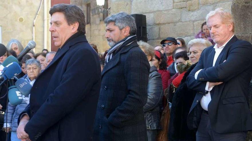 Juan Carlos Quer (izquierda) y, tras él, el padre de la niña Mariluz Cortés, en el homenaje a Diana Quer de febrero 2018 en A Pobra. // Noé Parga