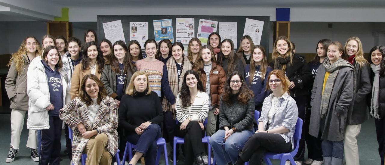 Sentadas, por la izquierda, Paula Prendes, Mariella Moldovan, Aitana Sánchez, Ana González y María Ramírez. De pie, las alumnas del colegio de La Asunción que participaron en la actividad.