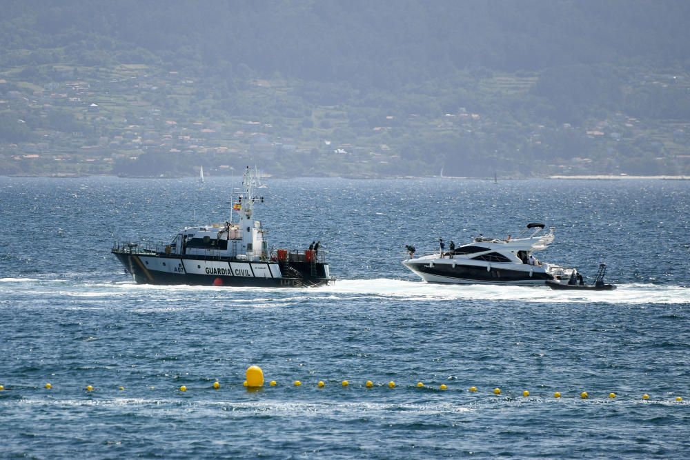 Socorren a un yate encallado en las balizas de Silgar