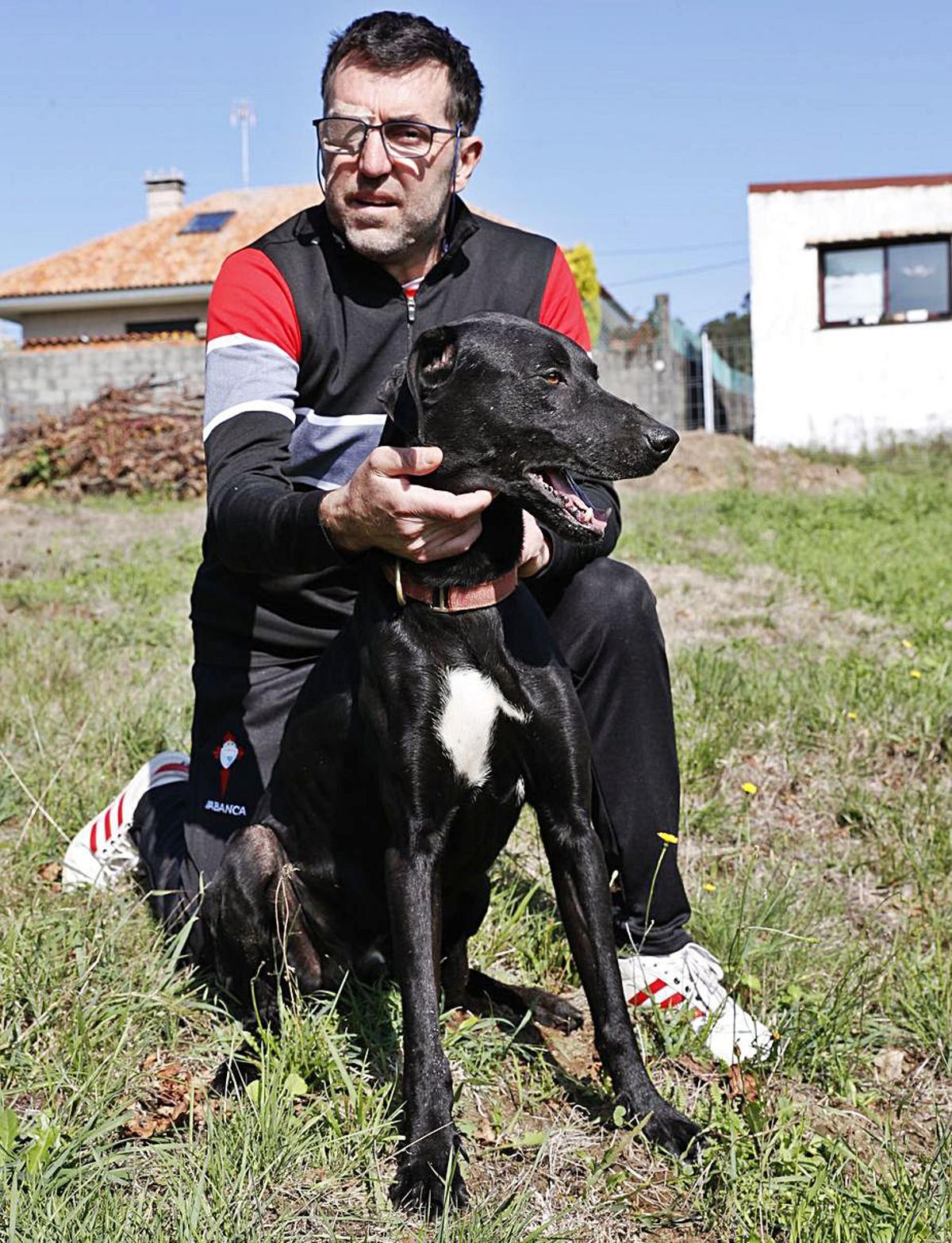 En su casa de Zamáns, con uno de sus perros. |  // JOSÉ LORES