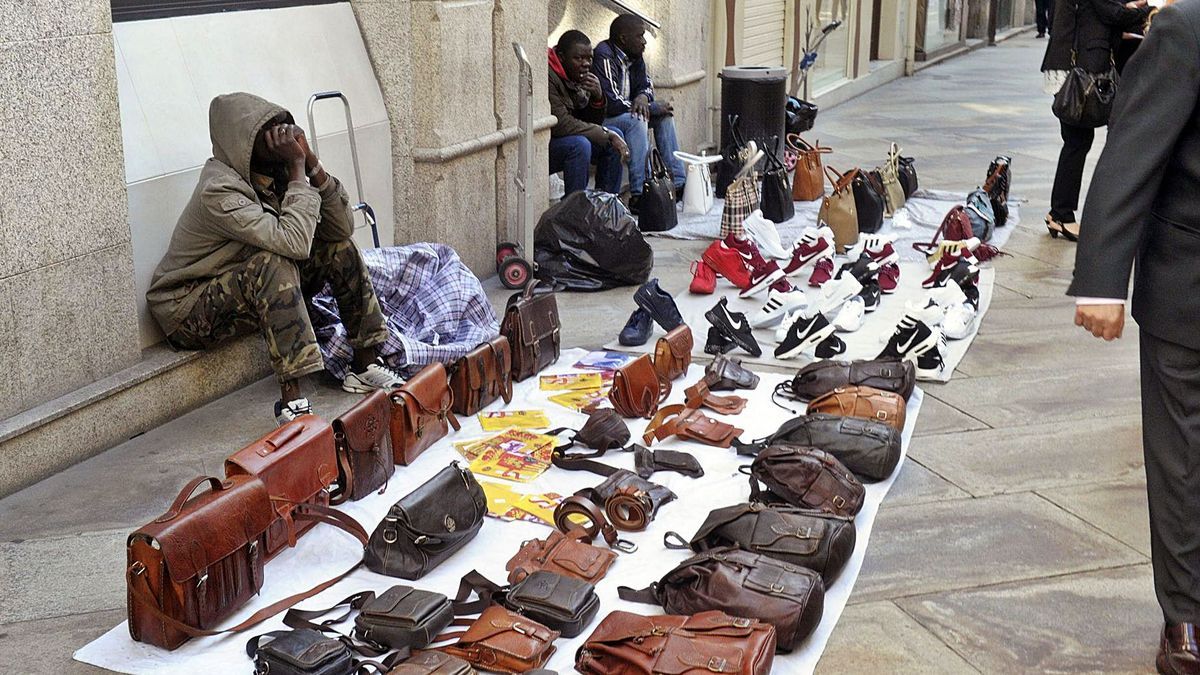 Un joven vende bolsos en la Calle Real de A Coruña