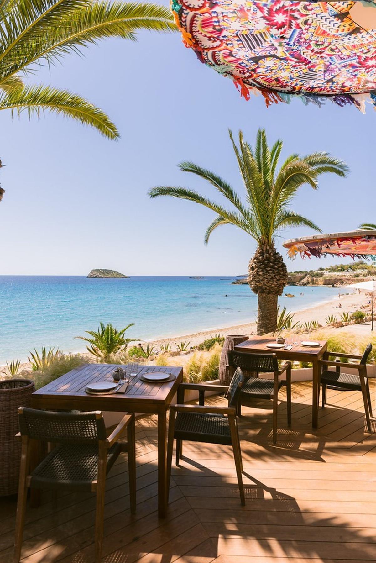 Cala Nova se ha mantenido libre de hamacas, lo que permite a los visitantes experimentar la playa tal como es, en toda su belleza natural