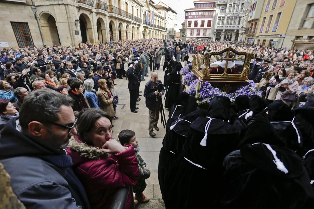 La lluvia obliga a dar la vuelta a la procesión ovetense del Santo Entierro