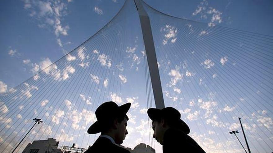 Judíos ultra ortodoxos llegan al puente colgante diseñado por el arquitecto español Santiago Calatrava
