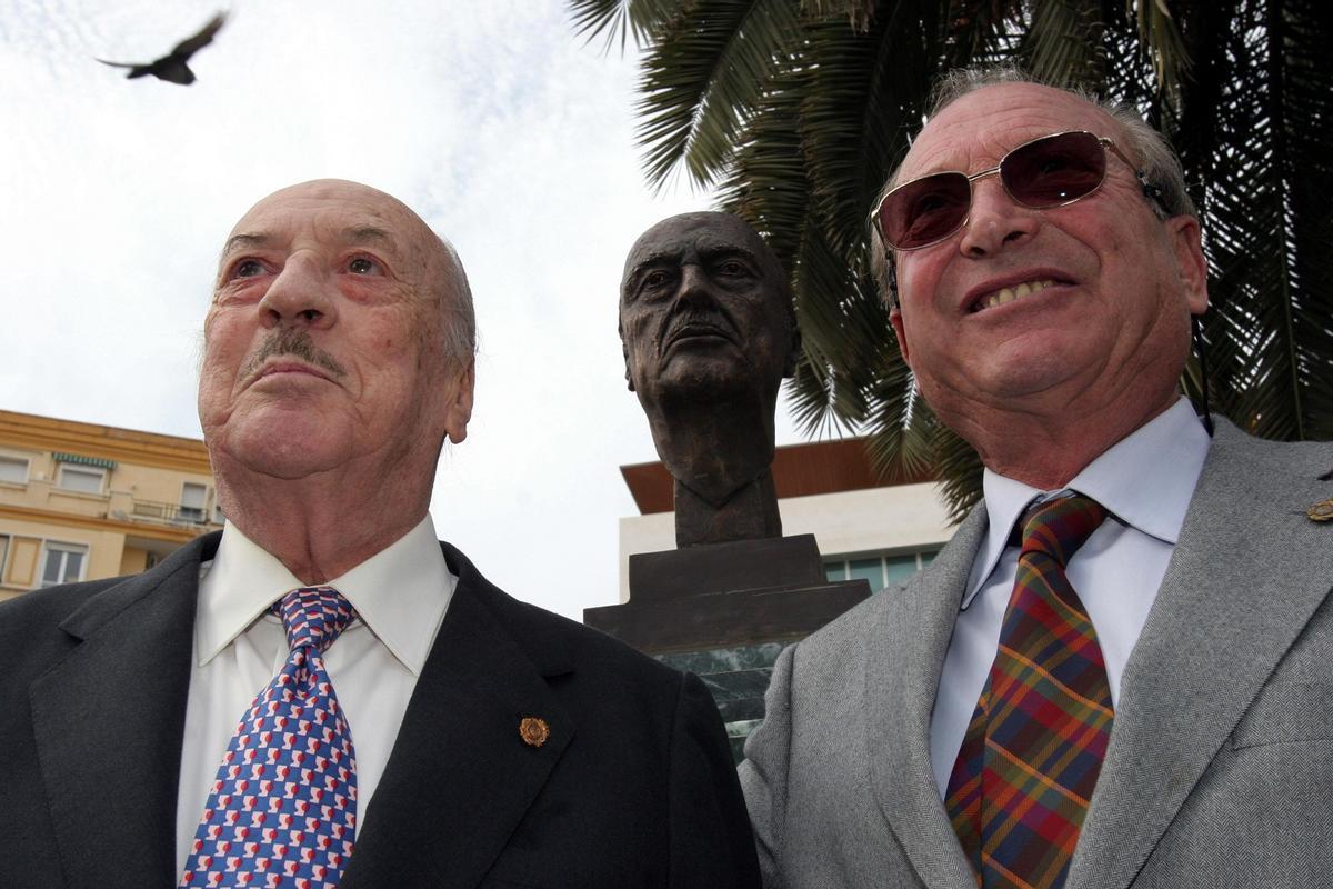 Con Alfonso Canales en la inauguración de su busto en 2007.