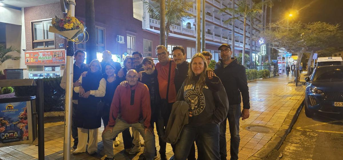Amigos de Fran Rosales en la calle donde falleció