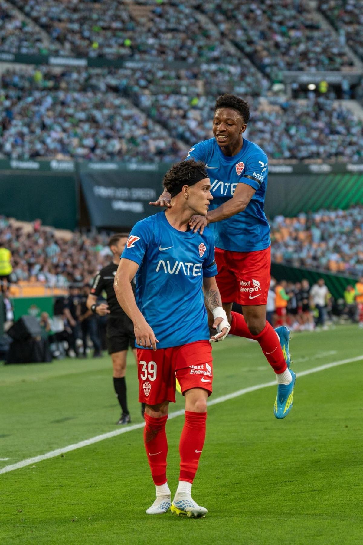 Buba Sangaré celebra el 1-1 a lomos de Héctor Fort, en La Cartuja.