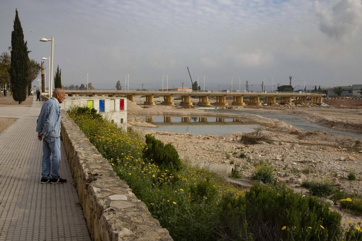 Obras de reparación del encauzamiento urbano del río Magro en Carlet.
