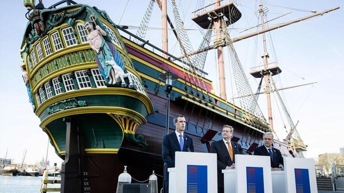 El director de Europol, Rob Wainwright (izq), en la inauguración del centro europeo antiterrorista, en el museu marítimo Scheepsvaartmuseum, en Ámsterdam.