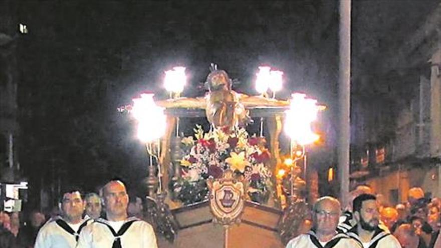 Miles de devotos escoltan al Cristo del Mar de Benicarló