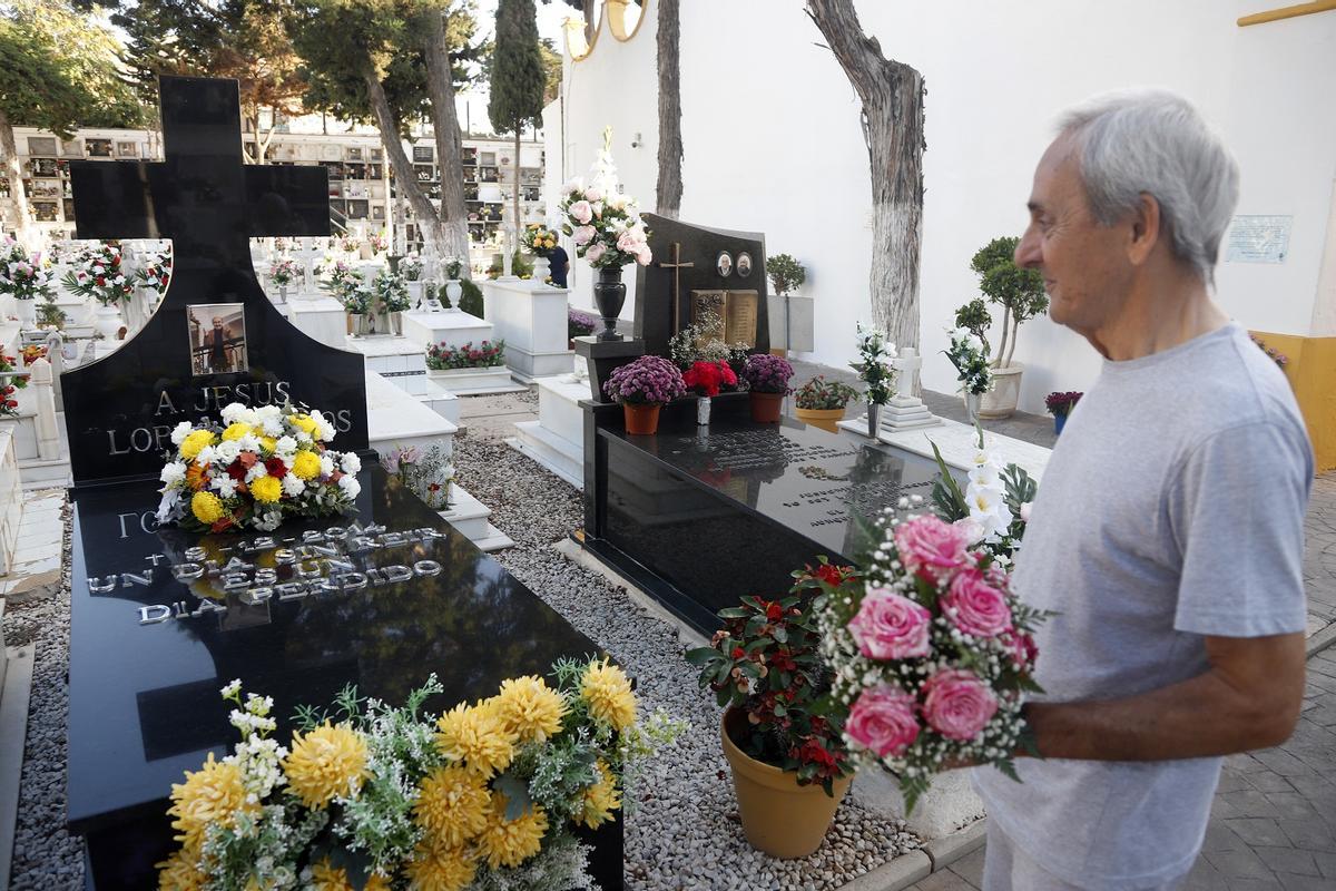 Paco Leal, ante el epitafio lleno de optimismo de Jesús López.