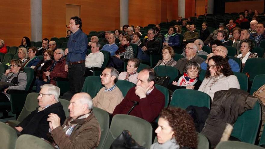 Asistentes a la asamblea que tuvo lugar ayer en el centro municipal integrado Gijón Sur.