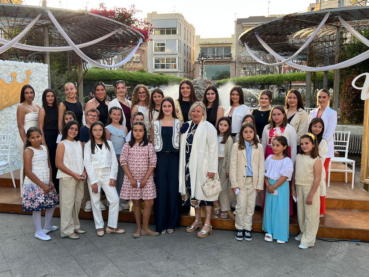 El acto fue muy emotivo y al finalizar posaron todos en una foto.